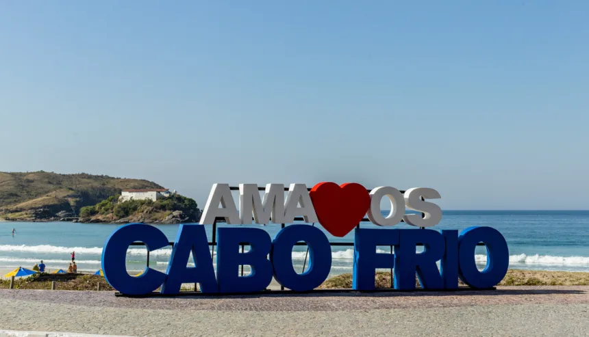 Cabo Frio atrai turistas para o réveillon 2025 mesmo sem festa oficial. Hotéis preveem lotação máxima e comércio se adapta à situação