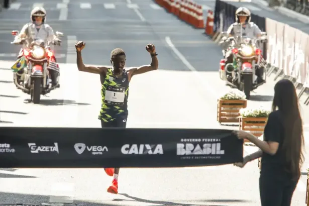 Queniano Wilson Too chega na primeira posição na disputa da 99ª Corrida Internacional da São Silvestre. Foto: Paulo Pinto/Agência Brasil