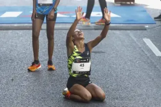 A brasileira Núbia de Oliveira chega na terceira posição na disputa da 99ª Corrida Internacional da São Silvestre. Foto: Paulo Pinto/Agência Brasil