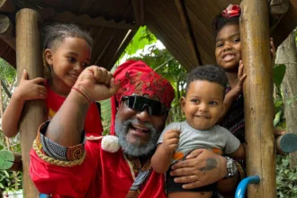 Educador promove Natal antirracista para cerca de mil crianças de favelas do Rio