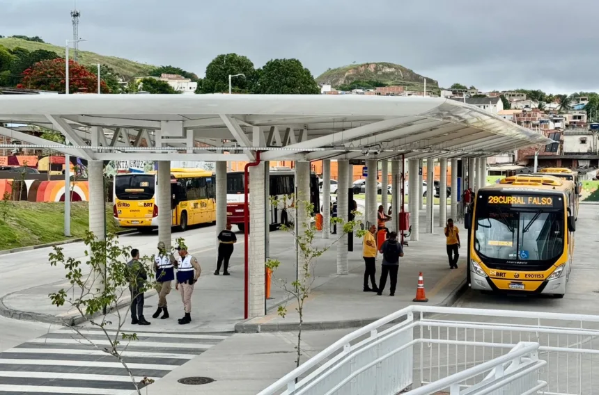 O terminal tem 18,3 mil metros quadrados e conta com integração entre ônibus comuns e vans - Beth Santos/Prefeitura do Rio