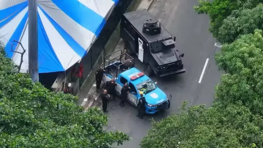 Blindados da PM seguem na Rocinha nesta terça-feira, 17 de dezembro de 2024 — Foto: Reprodução/TV Globo