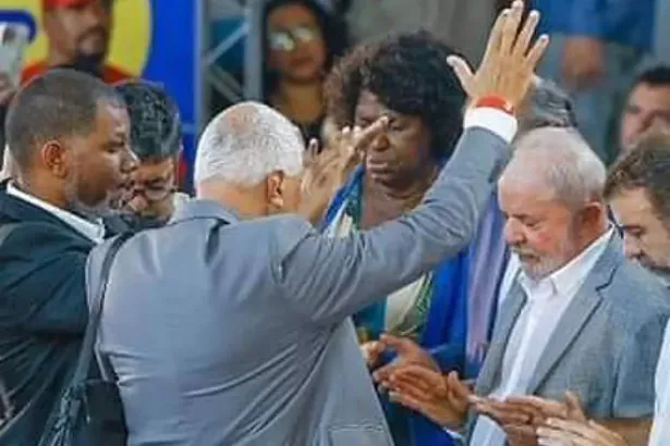 O pastor Sergio Dusilek fazendo oração a Lula. Foto: reprodução