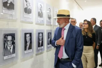 Lula na galeria de ex-presidentes do Palácio do Planalto. Foto: José Cruz/Agência Brasil