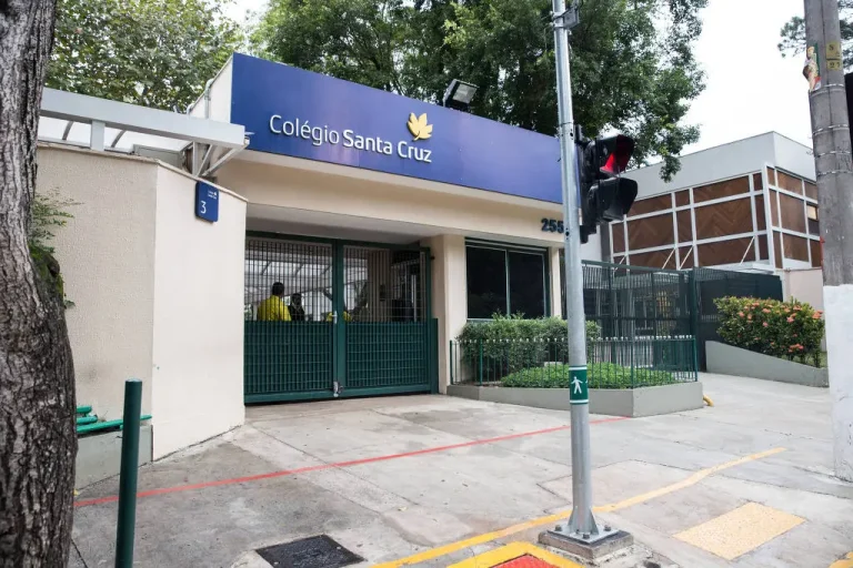 Fachada do colégio Santa Cruz, em Alto de Pinheiros, na Zona Oeste de São Paulo. Foto: Alberto Rocha/Folhapress