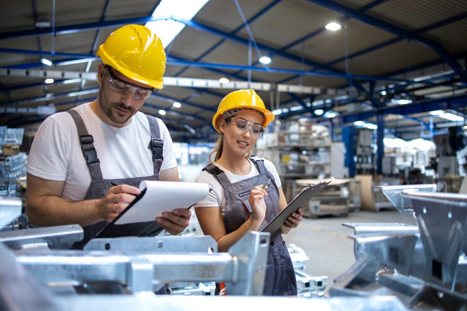 Indústria brasileira cresce 4,6% em 2024; desafios com aumento da Selic podem impactar expansão futura.