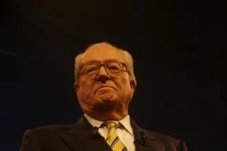 Jean-Marie Le Pen, líder histórico da extrema direita francesa e fundador da Frente Nacional, morre aos 96 anos cercado pela família