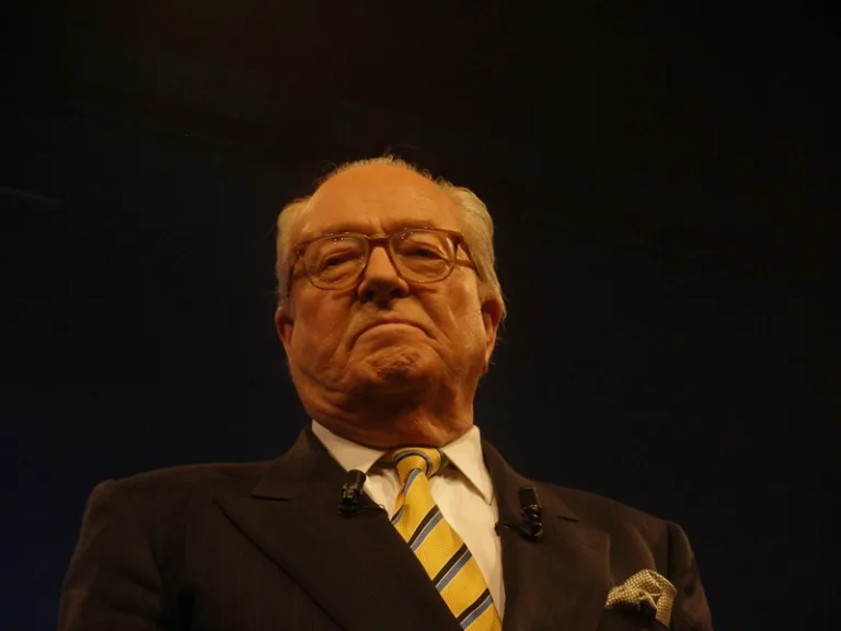 Jean-Marie Le Pen, líder histórico da extrema direita francesa e fundador da Frente Nacional, morre aos 96 anos cercado pela família