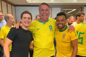 Lucas Pavanato ao lado de Jair Bolsonaro e Fernando Holiday, ex-membro do MBL. Foto: reprodução