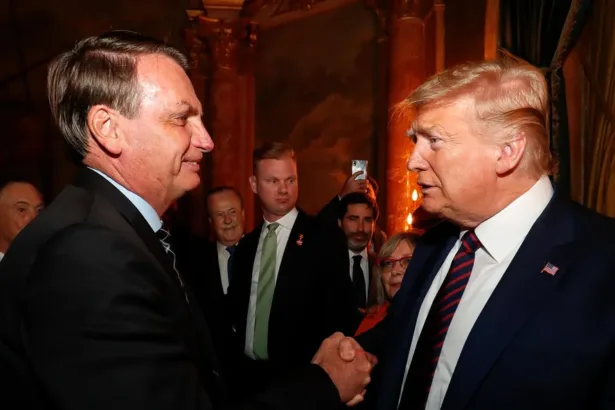 Jair Bolsonaro e Donald Trump: ex-capitão quer o passaporte de volta para ir à posse do republicano — Foto: Reprodução