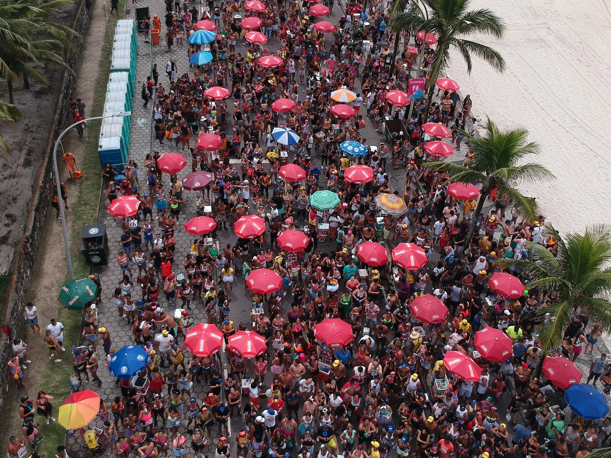 Ensaios de escolas de samba e blocos de rua animam o Carnaval do Rio no pré-Sapucaí.