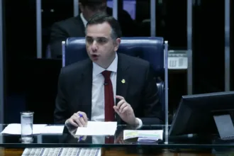 Em 8 de janeiro, Rodrigo Pacheco reforça a importância da defesa da democracia e das liberdades no Brasil após os ataques golpistas de 2023.