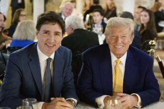 O primeiro-ministro Justin Trudeau e o presidente eleito Donald Trump em um jantar recente na propriedade de Trump em Mar-a-Lago, na Flórida. (X/@JustinTrudeau)