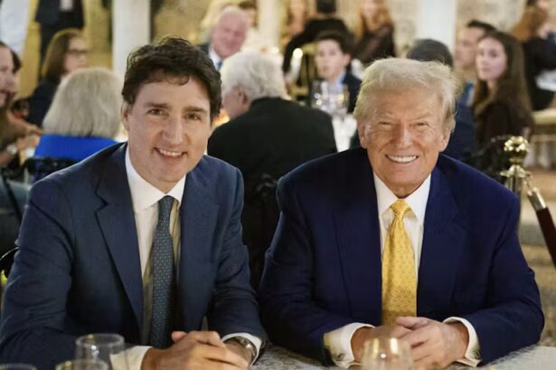 O primeiro-ministro Justin Trudeau e o presidente eleito Donald Trump em um jantar recente na propriedade de Trump em Mar-a-Lago, na Flórida. (X/@JustinTrudeau)