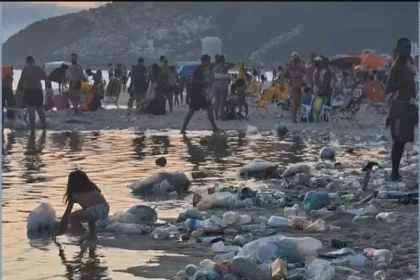 Praia de Ipanema amanhece tomada por lixo; Comlurb investiga ação suspeita