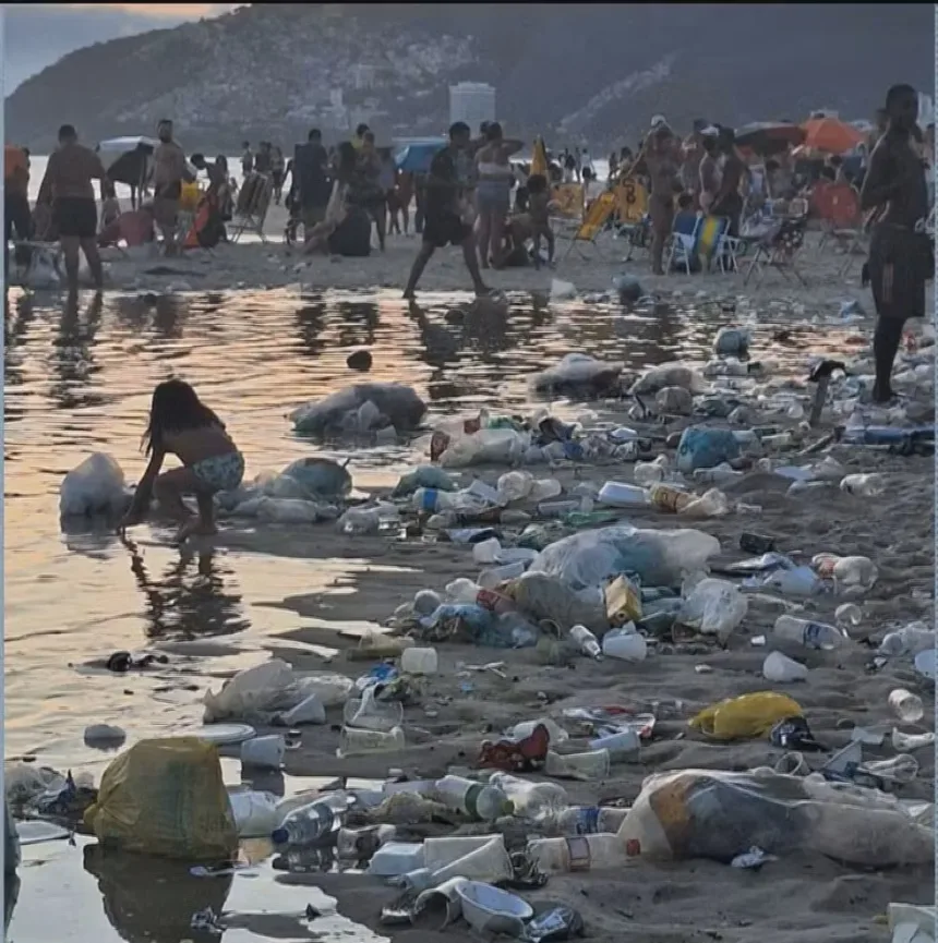 Praia de Ipanema amanhece tomada por lixo; Comlurb investiga ação suspeita