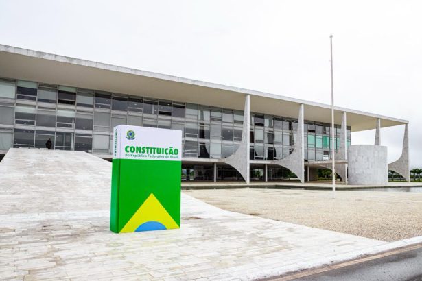 Réplica da Constituição Brasileira é instalada em frente ao Congresso Nacional, Palácio do Planalto e STF. Foto: João Risi/Audiovisual/PR