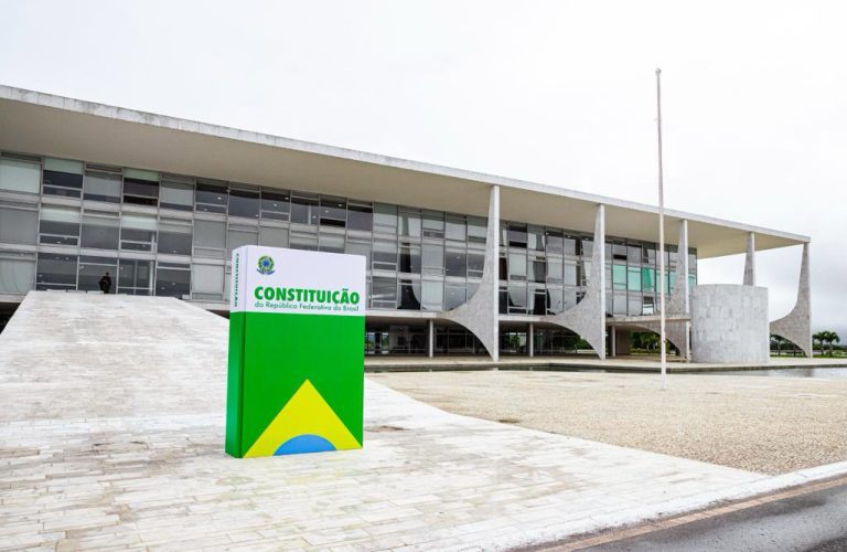 Réplica da Constituição Brasileira é instalada em frente ao Congresso Nacional, Palácio do Planalto e STF. Foto: João Risi/Audiovisual/PR