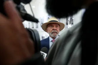 O presidente Luiz Inácio Lula da Silva, visita exposição sobre os atos contra democracia em 2023.
Foto: Jose Cruz/Agência Brasil