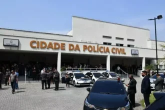 Furto de cabos deixa a Cidade da Polícia sem energia no Rio, afetando 15 delegacias. Polícia investiga crime e trabalha na recuperação da estrutura.