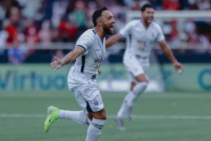 Hugo Borges comemora o segundo gol do Tsunami (Crédito: Divulgação/MFC)