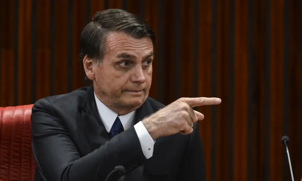 Bolsonaro planeja estratégia eleitoral para 2026 e discute indulto presidencial caso enfrente condenação pelo STF.