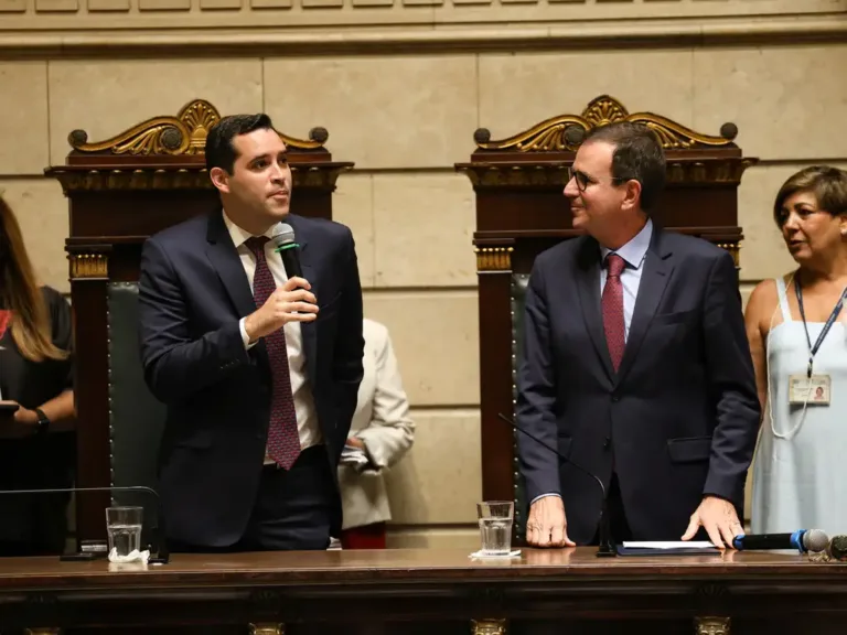 Rio de Janeiro (RJ), 01/01/2025 - O vice-prefeito, Eduardo Cavaliere e o prefeito do Rio de Janeiro, Eduardo Paes durante cerimônia de posse no Palácio Pedro Ernesto, no centro da capital fluminense. Foto: Tomaz Silva/Agência Brasil