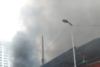 O Corpo de Bombeiros atua para controlar um incêndio que atinge parte dos boxes do camelódromo da Uruguaiana, neste domingo (12.01).