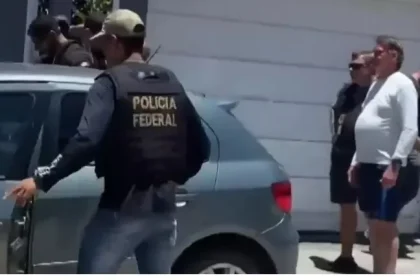 Jair Bolsonaro e Carlos Bolsonaro na residência de Angra dos Reis após ação da PF - Foto: Reprodução | Redes Sociais