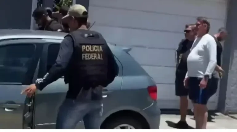 Jair Bolsonaro e Carlos Bolsonaro na residência de Angra dos Reis após ação da PF - Foto: Reprodução | Redes Sociais