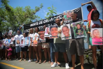 Famílias de vítimas de balas perdidas protestam na Lagoa Rodrigo de Freitas e cobram memorial da Prefeitura do Rio.