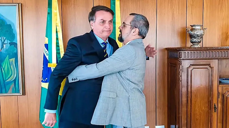 O ex-ministro da Educação Abraham Weintraub e o ex-presidente Jair Bolsonaro: ele disse que o ex-capitão não recebeu o convite para ir à posse de Trump. Foto: reprodução