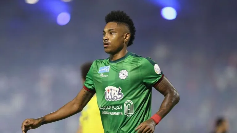 Vitinho em ação pelo Al-Ettifaq durante partida da liga saudita.