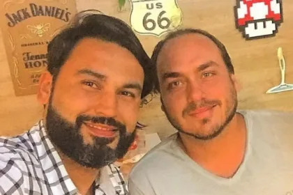 Carlos Bolsonaro e o primo Léo Índio: ele foi denunciado por associação criminosa armada, tentativa de abolição violenta de Estado e outros crimes. Foto: reprodução