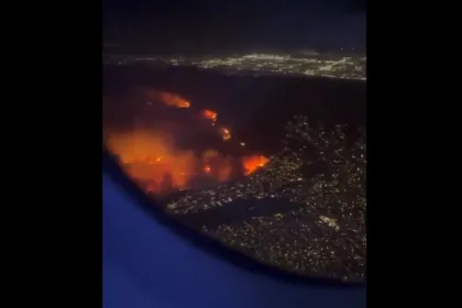 Passageiro de avião captura imagens de incêndio que devasta Los Angeles desde a última terça-feira (7) – Foto: Reprodução