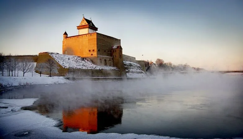 Narva, na Estónia - Foto: Zentsik7Wikimedia Commons