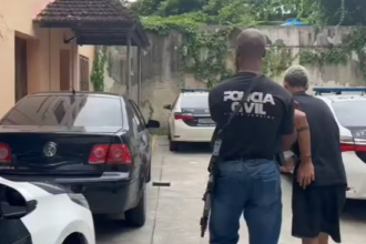 Homem é preso em Guaratiba, Rio, por vender vídeos de menor em redes sociais. Polícia investiga esquema de exploração sexual infantil.