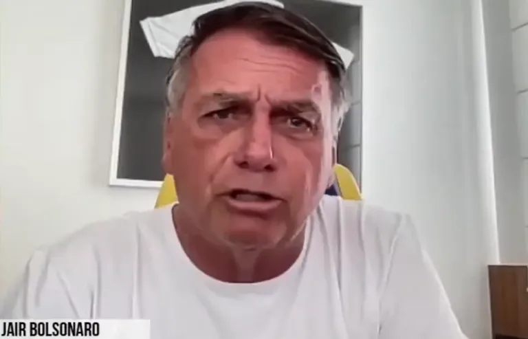 O ex-presidente Jair Bolsonaro (PL) em entrevista à rádio AuriVerde Brasil: ele entregou os nomes dos parlamentares que foram a posse de Trump na mamata. Foto: Reprodução