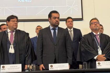 Novo procurador-geral do Rio, Antônio Campos Moreira, assume prometendo priorizar combate ao crime organizado e reforçar segurança.