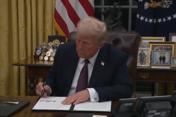 Washington/EUA - 20/01/2025 - Presidente Donald Trump assina decretos polêmicos no seu gabinete da Casa Branca. Foto: RS/Fotos Públicas