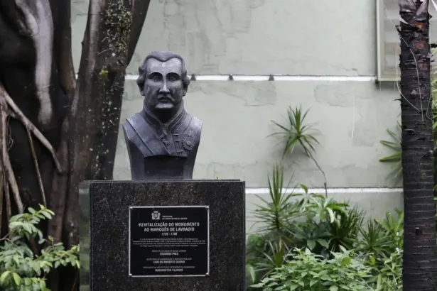 Lei que proibia homenagens a escravocratas no Rio de Janeiro é revogada por Eduardo Paes, gerando debates sobre memória histórica.