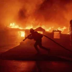 Mais de 100 mil pessoas foram obrigadas a evacuar suas casas devido aos incêndios que devastam Los Angeles desde terça-feira (7) – Foto: Reprodução