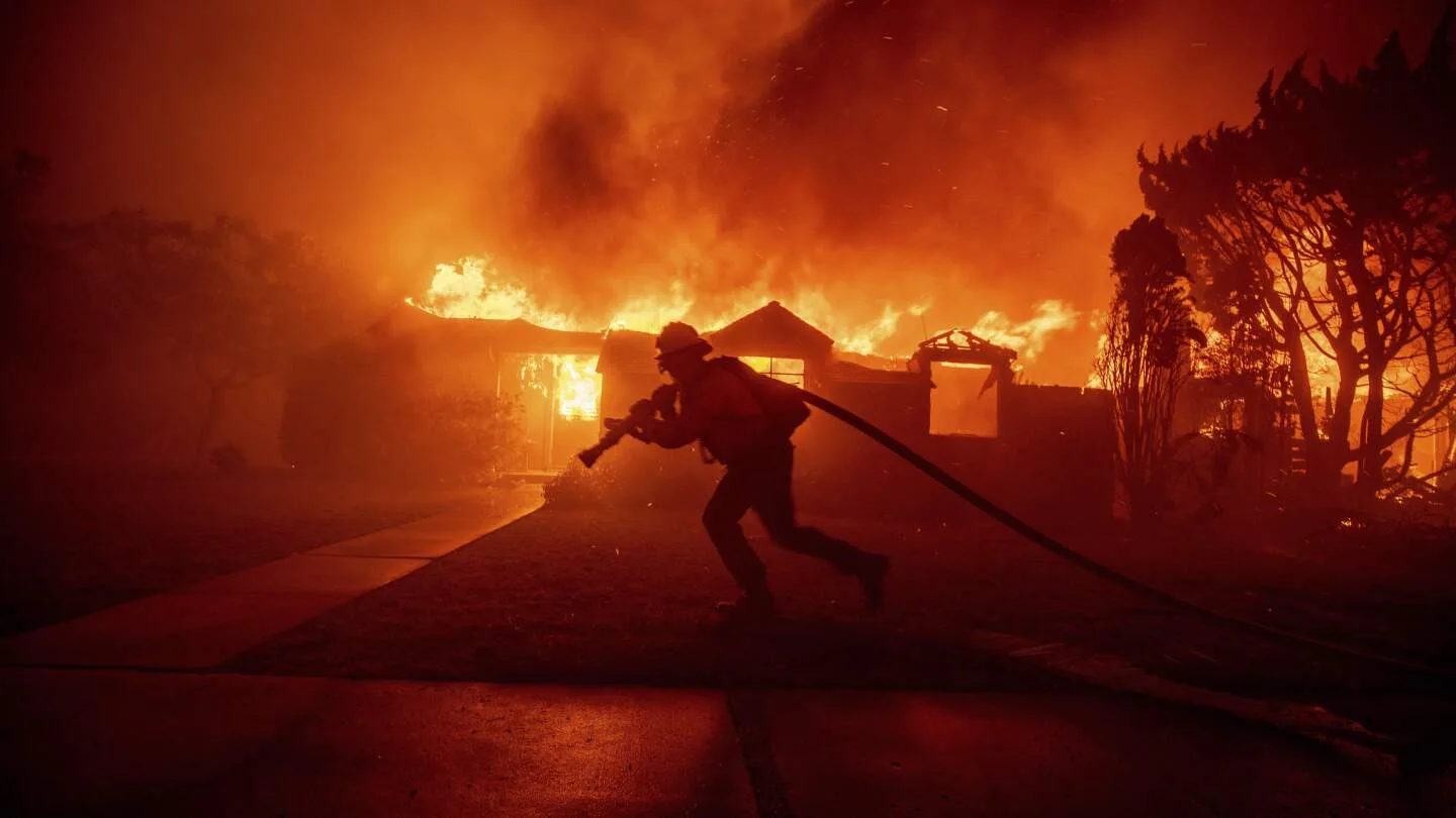 Mais de 100 mil pessoas foram obrigadas a evacuar suas casas devido aos incêndios que devastam Los Angeles desde terça-feira (7) – Foto: Reprodução