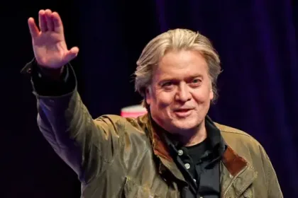 Steve Bannon fez gesto nazista em evento pró-Trump neste domingo (19). Foto: Reprodução