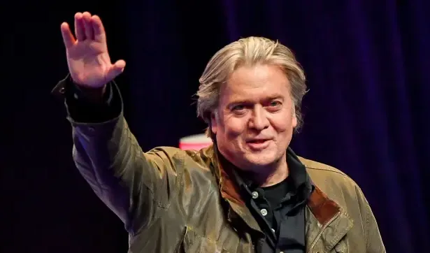 Steve Bannon fez gesto nazista em evento pró-Trump neste domingo (19). Foto: Reprodução