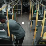 Assalto no BRT entre Pedra de Itaúna e Riomar no Rio rouba seis passageiros. Polícia usa imagens para investigar suspeitos.