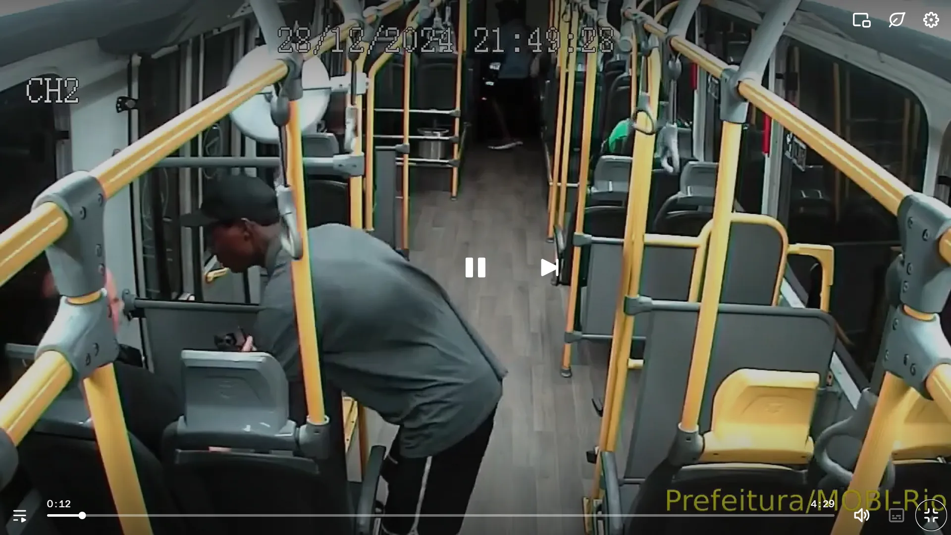 Assalto no BRT entre Pedra de Itaúna e Riomar no Rio rouba seis passageiros. Polícia usa imagens para investigar suspeitos.