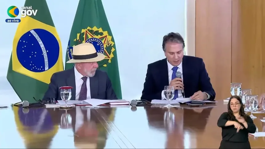 O presidente Lula e o ministro da Educação, Camilo Santana, durante cerimônia no Palácio do Planalto. Foto: Reprodução