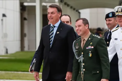 Jair Bolsonaro e Mauro Cid em março de 2020 — Foto: Alan Santos/PR