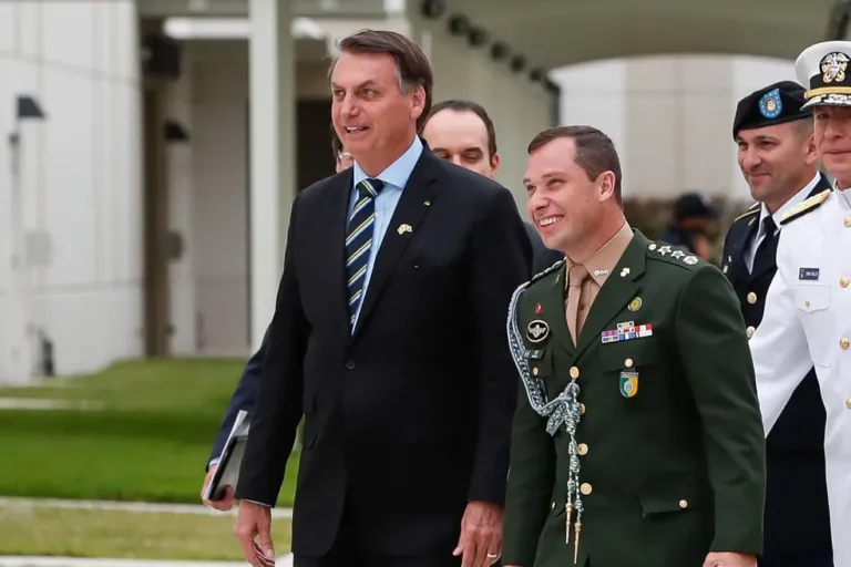 Jair Bolsonaro e Mauro Cid em março de 2020 — Foto: Alan Santos/PR